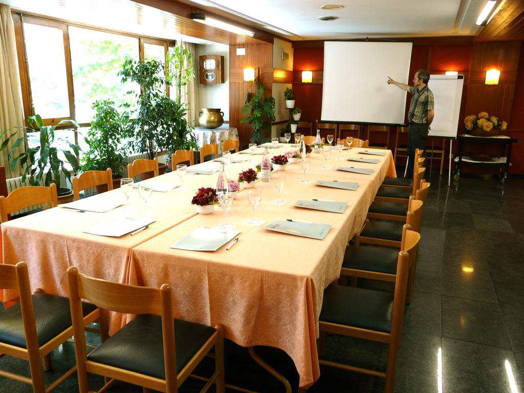 Hotel Nice La Seu d'Urgell Buitenkant foto
