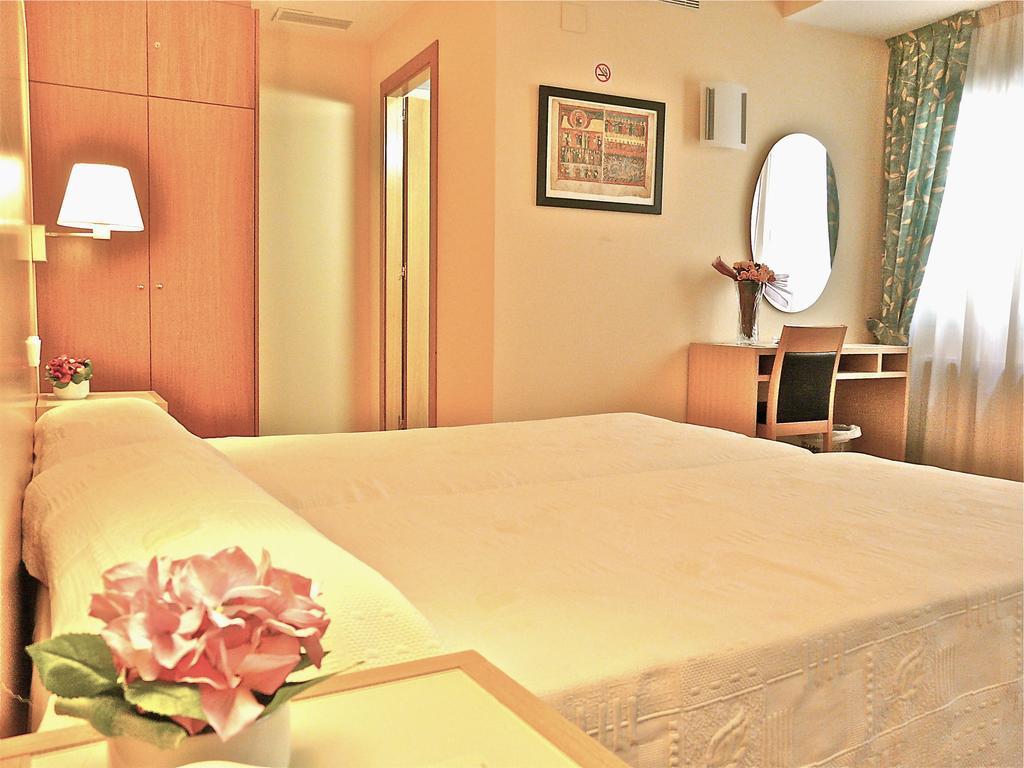 Hotel Nice La Seu d'Urgell Buitenkant foto