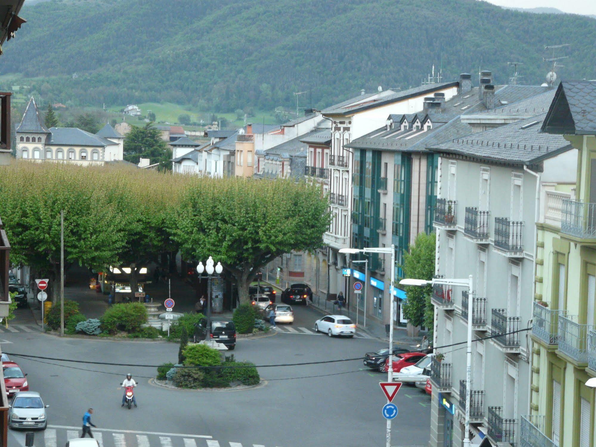 Hotel Nice La Seu d'Urgell Buitenkant foto