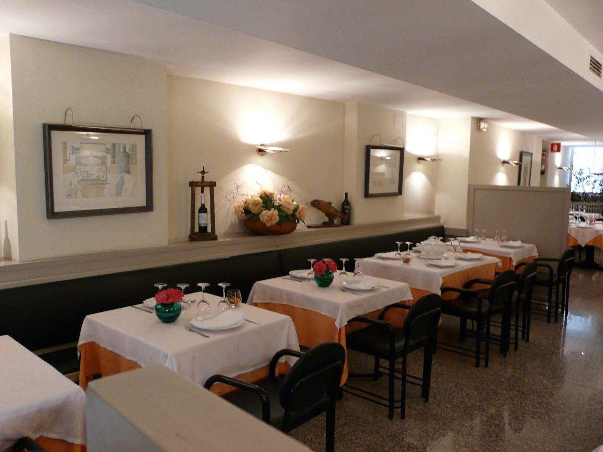 Hotel Nice La Seu d'Urgell Buitenkant foto