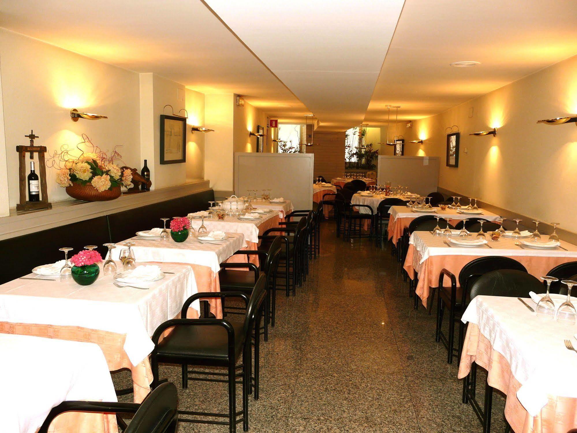 Hotel Nice La Seu d'Urgell Buitenkant foto
