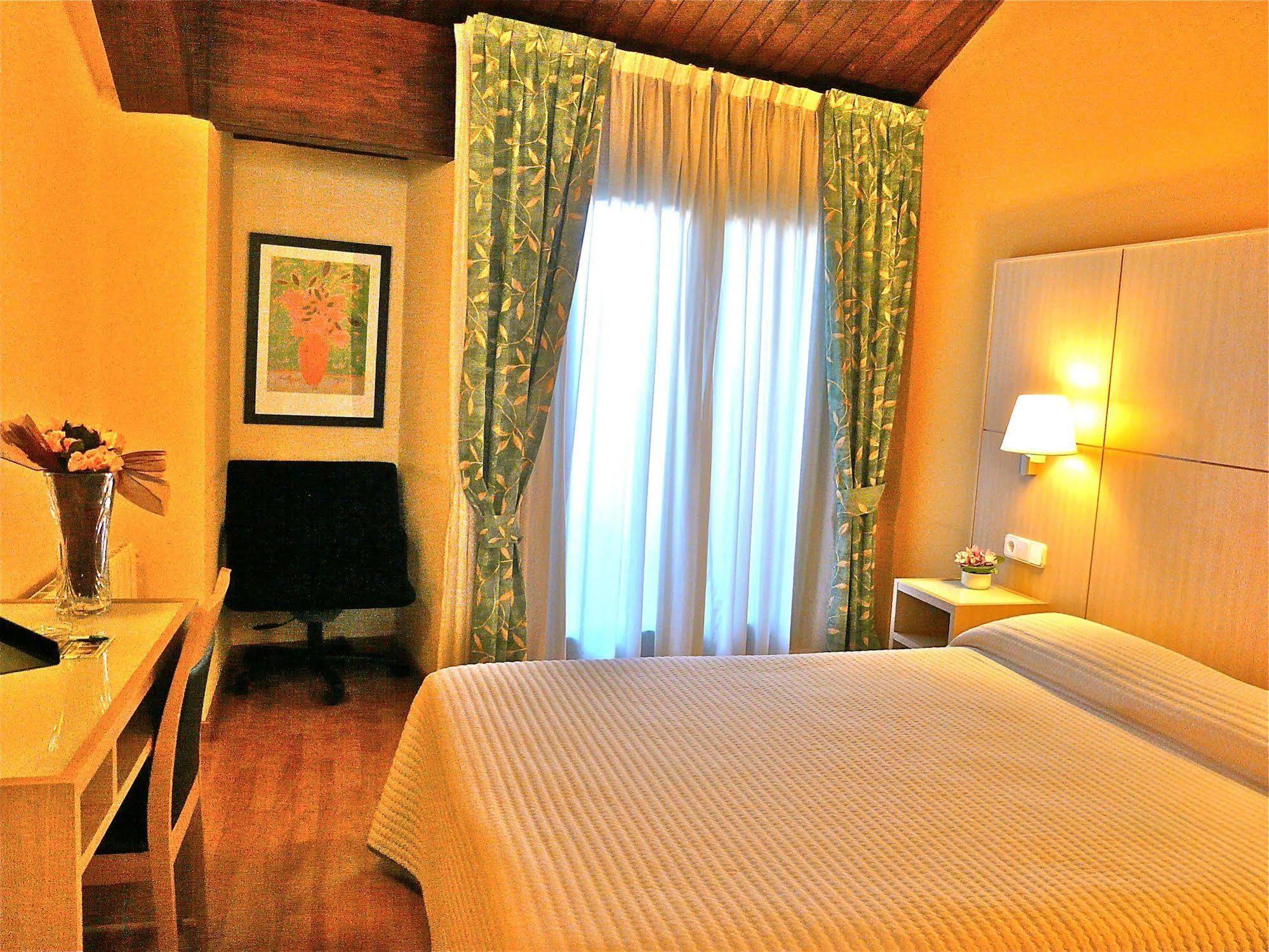 Hotel Nice La Seu d'Urgell Buitenkant foto