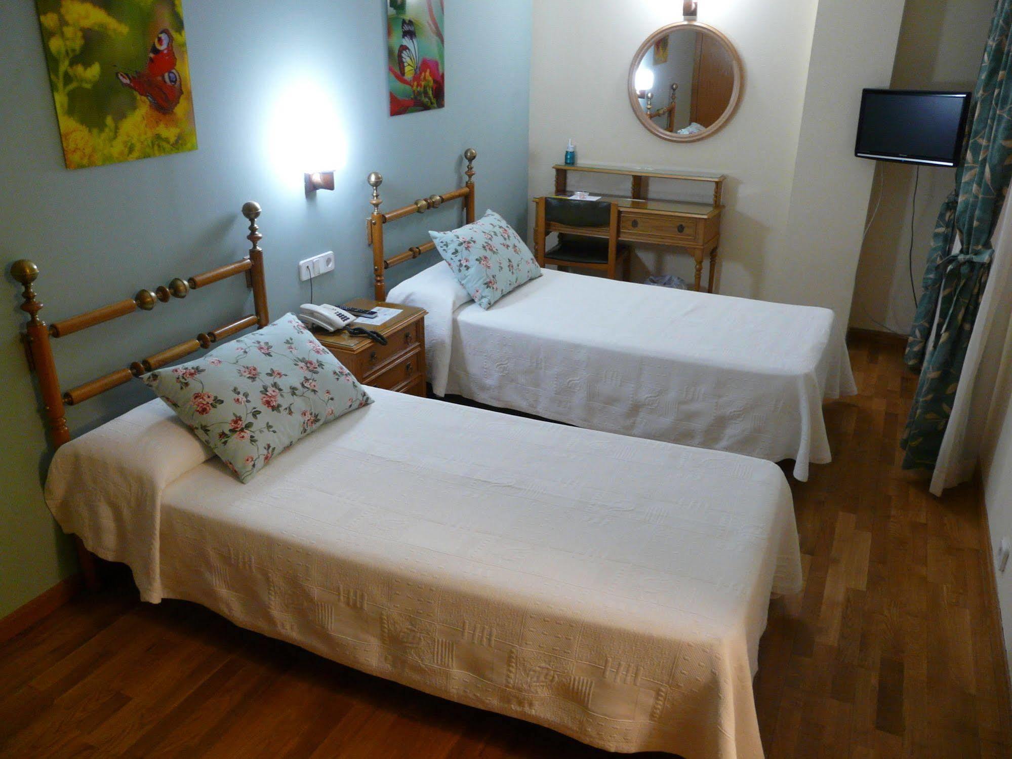 Hotel Nice La Seu d'Urgell Buitenkant foto