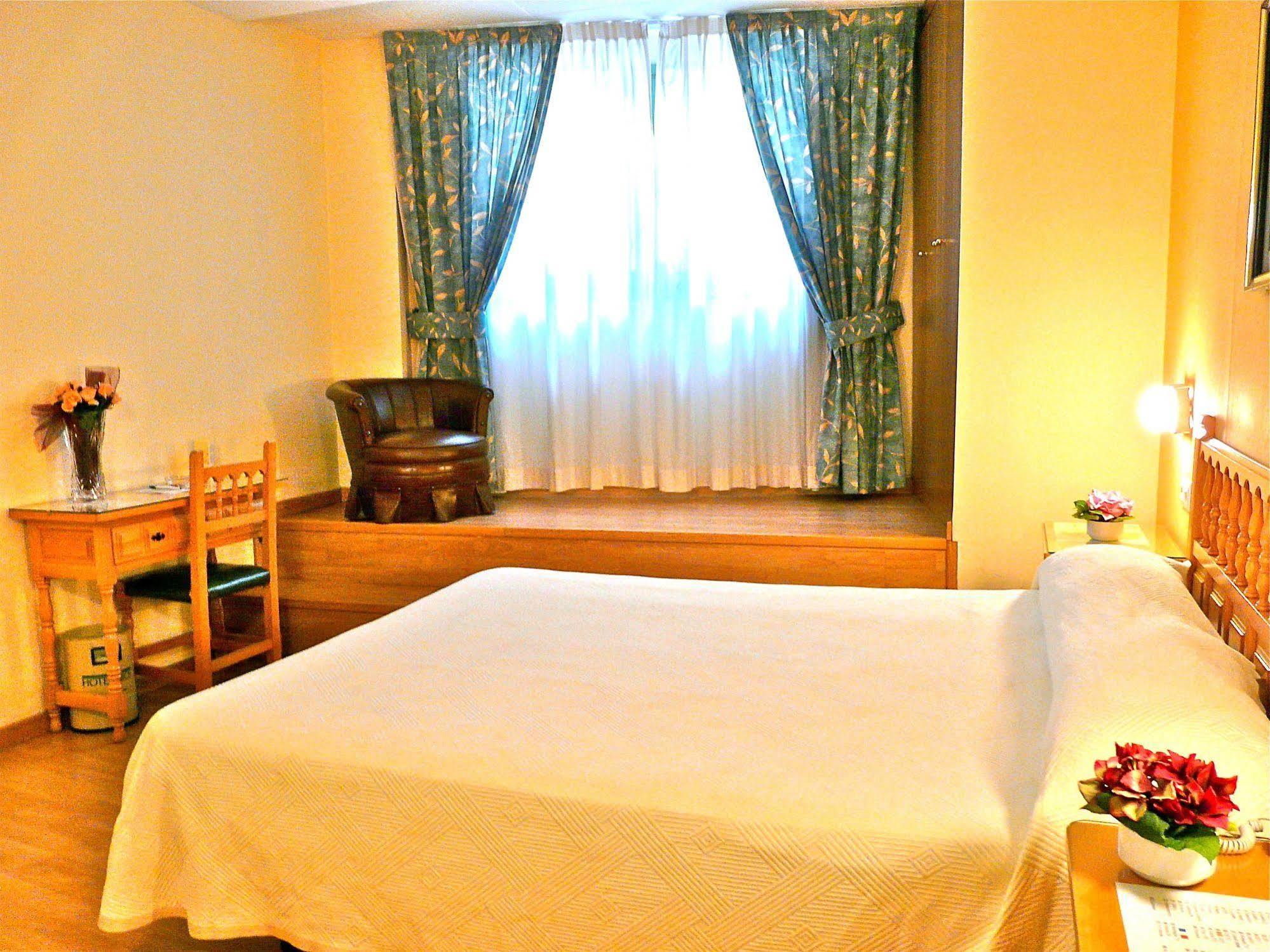 Hotel Nice La Seu d'Urgell Buitenkant foto